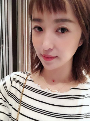 无意间看朋友圈有人发Ahkah的小红心就喜欢上了 正巧朋友在淘宝找代购买过 就让他推荐了这家店铺 拿到手第一感觉好精致 带脖子上特别显白 可爱又性感 真的超级喜欢