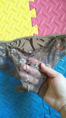 根本没想便宜没好货，花便宜价钱买高档货，但是这个内衣的质量真的不怎么样。只是良心评价，并没有想恶搞商家的意思，但是评价肯定不会改，不要联系我。内衣尺码偏小类的，胸变的内裤的质量简直是无语了，穿床上睡着了，等再醒的时候居然变成这样。自己都吓了一跳。