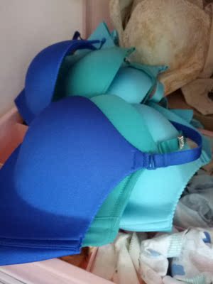 浅蓝色的比深蓝色的小,但是好在有延长扣,内衣光面无痕,舒适不压杯 浅蓝色的比深蓝色的小,但是好在有延长扣,内衣光面无痕,舒适不压杯