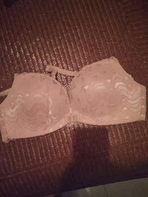 这款内衣也太好了吧！这是我买过最好的内衣，完全超过了都市丽人 ，很舒服，还是美背的，只拍了一件的照片，还有一件穿在身上，穿着超舒服！