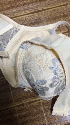 感觉这是个买一送一，一个内衣超厚一个内衣超薄，请问一下，我要两个差别这么大的内衣干嘛，薄的内衣跟地摊货差不多，我还不如去实体店买还划算点