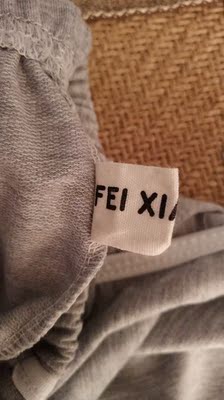 这件裤子还不错，面料还可以，不是很厚，也没有很薄，还行吧，领了5元红包买的，没有抢到另外一个10元红包，裤子还可以，快递也挺快的，还不错，哈哈哈哈哈，这件还不错吧，有一点小味道，味道不是很重，走线也还可以。