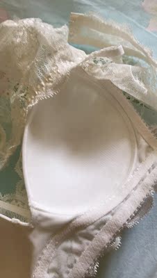 薄垫无钢圈穿着舒适，蕾丝风格适合夏天穿，客服人员态度很好，推荐尺码合适。 白色和黑色各入手一个，值得购买！