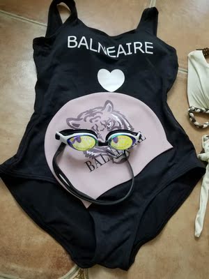 泳衣很不错，就是泳镜太烂，一点也不防雾！