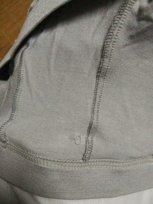 尺码偏小一码，换了大一码的，面料很舒服，就是这条被吊牌的扣针弄的勾纱了，然后自己弄到里面去了，希望以后卖家多注意这块。