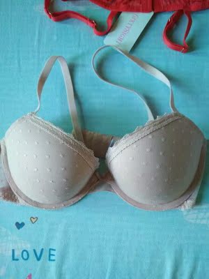 颜色偏暗，但做工还不错，没有多余线头，有淡淡的异味，洗一下就好了，活动价买的，性价比还是挺高的。