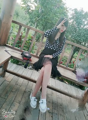 她家的衣服很性感,很显瘦,穿在身上也很舒服,总之很满意。 她家的衣服很性感,很显瘦,穿在身上也很舒服,总之很满意。