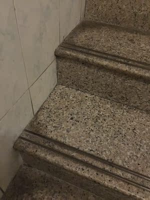 去污效果炒鸡好 地砖上的陈年污渍 厨房墙壁的油污 楼梯扶手上到不锈钢旧痕 只需一点点 全部都干净了