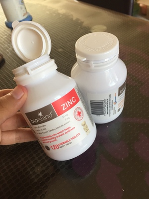 这个品牌的乳钙是第二次给宝宝买了，有淡淡的奶香味，锌也是一个个可爱的小熊模样。