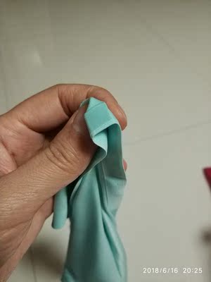 摸着挺软，感觉接头处是粘的或是压上的，还没穿，这个牌子的棉质的挺舒服，这个料子的还没买过。穿好了再来吧！