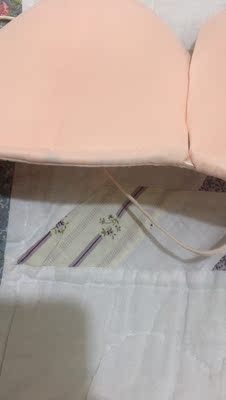 这颜色真的是肤色吗？底下脏成这个样子你们是给几个顾客穿过？连一个吊牌都没有 无良商家！我要去投诉你们！