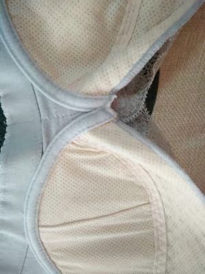 质量非常好，样子和图片一样，摸着软软的，穿着肩带不会往下滑，很魅惑，胸型漂亮聚拢效果很好的，穿着胸部一点也不会出现空杯跑杯什么的。还有内衣款式也非常漂亮，尺码非常标准发货物流也很快的而且内衣包装很精美，感觉店家对顾客很用心，给人的第一感觉非常好，请继续努力