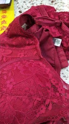 头一次给我那么失望，内衣有气皮味，味太大了，洗完后还是有味？根本不能穿，质量也太差了，便宜吗购买之前千万主意，颜色和图片根本就不一样，不符合。黑红色，我今天要是没有洗的情况下早退回去了，万万没有想到，味那么重