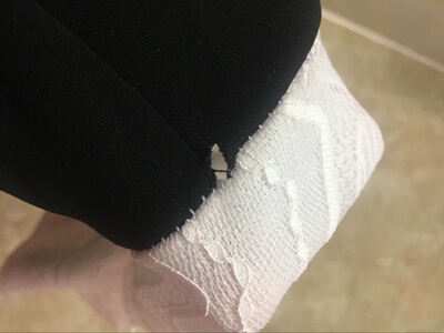 穿上身很合适，所以拆牌了，然后男朋友看到腰那里破了个洞，然后我再检查其他地方，发现好多处蕾丝的地方破了，或者是没缝好，穿上身好看是好看的，但是布料一般般，质量也不好，又不是二三十块钱的东西。