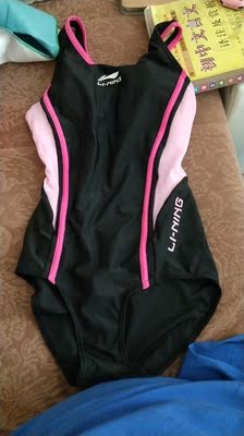 贴心的设计，还配了胸垫，体育用品首选李宁。价格实惠材质好