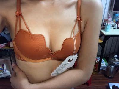 白色是上周在其他店子买的，比这个便宜。一分钱一分货。面料穿着有丝绸那般滑滑的感觉，很舒服