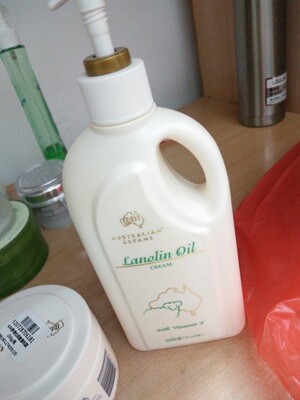 抹了好舒服 同学说对鸡皮肤有效果， 所以我就打算试试，一下子买了两瓶，因为看见它有优惠，第二瓶半价，所以我毫不犹豫的下单了。买了回来，真的很舒服，很滋润。