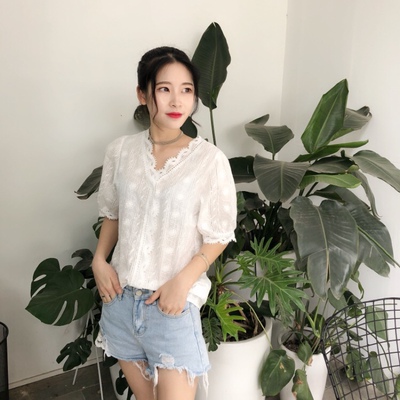 百搭款。虽然是白色但是不透。料子是不起球的那种。三件都挺满意的。最主要是价格实惠。