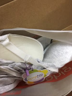 包装挺好的，盒子外边还有外包装袋，可以说是非常棒了。快递也很给力，还在客服那儿领了二十块的优惠券，我觉得十分十分十分十分划算，这个价格已经很亲民了。收到快递第一件事当然是拆开啊，拆开盒子里面还有一个包装袋，然后内衣也摆放整齐没有破损，然后这个好像都是纯棉的内衣内裤，内衣里面好像塞了海绵，买的时候没注意，摸的时候感觉下面很厚，上面挺薄的，而且有聚拢的效果感觉🌚好了就这样了，可以入手