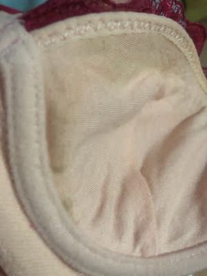 看见这黄的了吗？都长毛了。 经常下雨我也理解，但是发货该检查一下吧！