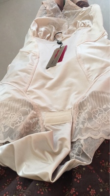 在购买前看到评论存有顾虑，怕买到假货，左思右想还是买了2套，事实证明不会，不但料子不错，穿起来也舒服，全身肌肉松松垮垮，穿上后整体好多了，也紧实了，期待它的瘦身效果😊这物流也赞一个，很快，超级好穿。买了那么多束身衣这家的最喜欢。收到宝贝了，迫不及待的拆开了包裹，塑身衣摸起来挺薄的，面料柔软，穿着非常舒适，夏天穿裙子都是可以的，而且收腹效果特别好，紧紧的，也提胸，整体效果形体都出来的，质量也很好，和便宜的那些面料是有大大的对比的，最重要的是穿起来不勒，我会坚持穿着的  商家服务态度很好