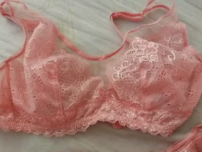 很漂亮,无色差,穿着刚刚好,很喜欢 很漂亮,无色差,穿着刚刚好,很喜欢