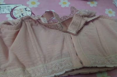 这家店的内衣真的挺棒的，以前都不敢在网上买内衣，在朋友介绍下，抱着尝试的心态，结果真的挺不错的，穿着舒适又好看，物流也很快，满意。