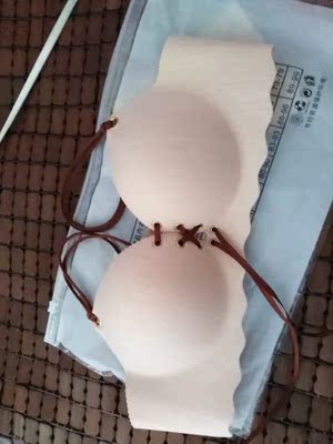 收到货了，还没下水洗，不过做工质量各方面不错，价格适中35元。算得上物美价廉了。不过我看中的就是胸前的拉绳设计。ヽ(○^㉨^)ﾉ♪这样空杯时可以自我调节贴身 。也可以换透明的吊带。设计造型非常不错了。