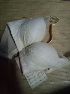 这款文胸穿了不往上跑，之前穿的都往上跑的，特意穿过才评论的，穿得很舒服，而且很薄，透气。