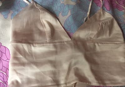 穿起来体验一般 几乎没有任何承托只是贴身舒适些 适合超级平的姑娘 不然坠的不舒服