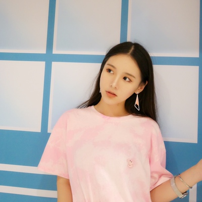 被这个颜色美到了，没有色差，还显肤白，质量不错，料子也舒服，上身显腿长，特地买了一套搭，真的好喜欢