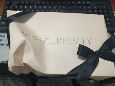 快递盒都被挤压的不成样子,尺寸是对的 适合贫乳的 还送了一双袜子 快递盒都被挤压的不成样子,尺寸是对的 适合贫乳的 还送了一双袜子