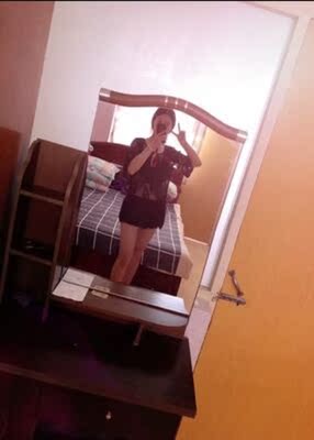 嘻嘻～刚开始还担心会掉，但是戴着拍了一天写真也没有掉了，戴的不合适还取下来重新戴了，还是粘的牢牢的，用完洗了洗放起来以后再用，对了，还有穿戴视频，很贴心。收到之后试穿了一下，超级合适，果然是专业的客服啊。胸贴的粘合性能调整自己的胸型，加深乳沟，集中胸型都可以轻松搞定。质量也很棒哦，总之对产品特别的满意，需要的朋友可以考虑一下哦