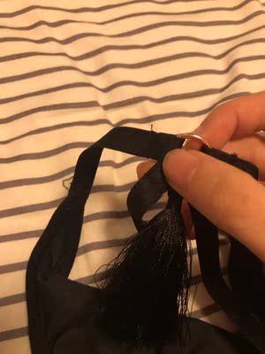 首先是吊牌 原本的价格被斯了了 后面一张牌补上的 买设计了 质量特别差 根本不值这个价钱 全部是线头 特别差