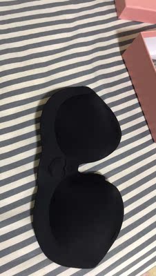 包装很精致，胸罩比较柔软 主要穿漏肩的衣服方便好看