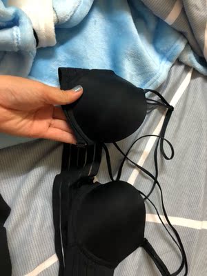 围大杯小的，胸大了不建议拍，胸会被压胸，对大胸不友好，乳头哪里就会跑出来，穿T恤很尴尬，老是要去把它拉一下放进去...这种时装款有这种病...还是老老实实穿钢圈内衣，内衣是美只是不适合我