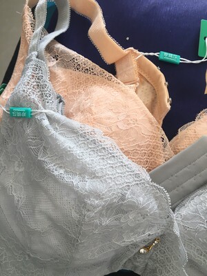 包装很严实，包裹上面没有出现内衣的字眼，保护了买家隐私，再说内衣，质量很好，弹性好，穿着很舒服，卖家很贴心，送了延长扣备用，质量也不错，谢谢卖家，我在网上上买过几次内衣。这次最满意的一次了，做工精致，包装很严密，喜欢，下次还会继续光临珍缇莎的。做工精致，包装很严密。