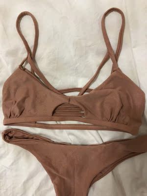 好看，布料手感特好，有点亮亮的～ 就是，内衬胸垫质量再好一些，缝线处，做工得再好一些，价格再贵一点都可以～