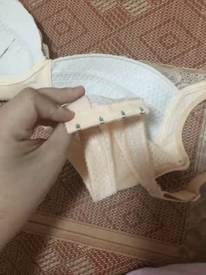 内衣不错，拿到试了一下，很舒服，一点都没有压力。也很贴身，下水洗了，没有掉色。总体满意！夏天穿起透气！不得不说内衣实在太好穿了，可以穿着睡觉，一点都不会感觉不舒服，穿在里面也很有型，已经推荐给好友购买了，还会回购的