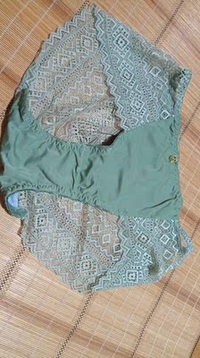 大爱的薄杯款，3/4杯，几乎上这次买的都是第一次尝试的款式，都很sex和好看，每款都有送小内内，个人觉得这款穿戴不方便，刚开始都不知道怎么穿，后来捣鼓一下就会了，虽然不好穿戴，但是很好看的哦，薄杯就是舒服，😍😍😍😍😍😍😍