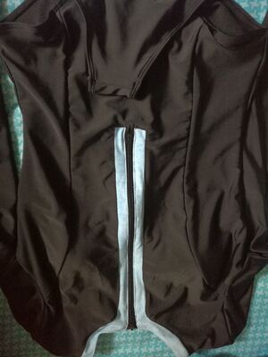 双层面料，朋友们说显瘦，拉链不全拉性感。拉链蓝色设计很出彩