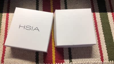 这个胸贴真的很好用很好用很好用！！！ 我已经买了好多个了。是不爱穿内衣女孩的福音！不像廉价的胸贴一样厚重，轻薄的同时又能安全的遮住点！用久了会有一些失去粘性，所以就一下子买了两个存起来！现在都有小盒子了，见证他的包装改变！！！