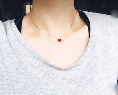 送给女票的生日礼物，她很喜欢戴上去也倍儿好看，关键价格还不贵，比较划算实用