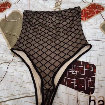 本来以为就是单单一个抹胸 没想到还是连体的 不错这样不会担心向上蹿这个问题了 裆部还是暗扣设计的 方便穿脱 穿上挺性感的 视频效果不错