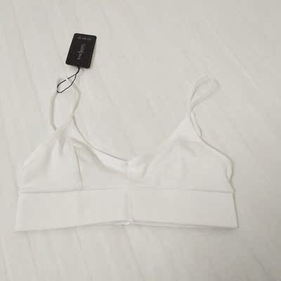 很喜欢清新简单的包装，试过很合适，并不露点。搭配自己刚刚买的露背裙子很合适。质量很不错，喜欢摸上去的感觉。是95.3%的棉和4.7%的氨纶。做工也很精细。网上其它相似的产品但是价格只有三四十元的，很明显能看出差距，还是觉得&ldquo;一分价钱一分货&rdquo;。很喜欢的一次网购。以后会成为回头客，购买更美的内衣内裤。