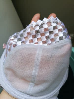 很性感很漂亮，也很薄，不聚拢但是夏天穿这个刚好，轻薄透气，客服态度很好很有耐心，