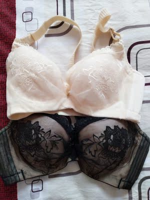 宝贝已收到，和店里买的一样，还很划算，值得够买，送有透明内衣带😜️