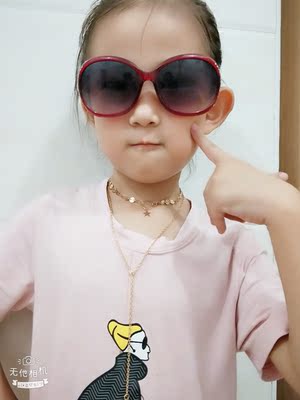 一拆开快递宝贝就说，哇，好漂亮，这是给我的吗？好吧！你这么喜欢就送你好了，我再去买一条我们娘俩带一样的，项链很漂亮，光泽度很好！很亮，看着很有fell很喜欢