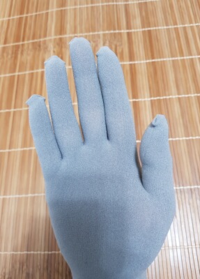 看下手掌部的工艺就知道整件衣服有多好。这是我买过价格最高但质量也最好的连身袜，平铺整齐，厚度很好，尤其是手指根部和裆部无缝的工艺附加值就不少了。通常别家的连身袜也不会低于百元，而且平铺时歪歪扭扭，工艺和形制相差很远，而且尺码忽大忽小。所以这款可以说时性价比最高了。