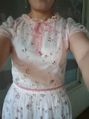 好评吧，就是胳膊那里皮筋应该在扎松一点，等了都快2个月了。也值得拥有，觉得不用扎裙子里边，衣服的蕾丝老往上边跑，还是穿外边舒服些。或许是身材的问题没图片的效果